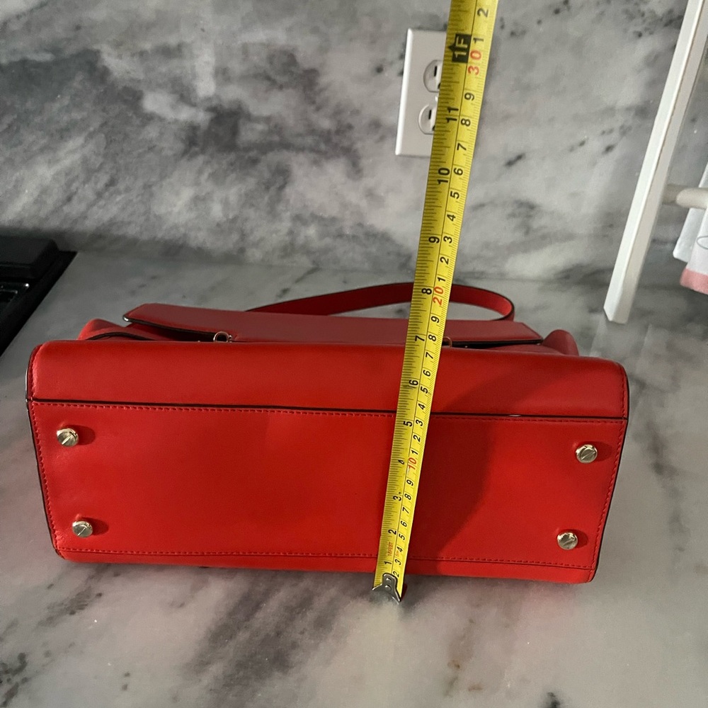 Elegant Red Leather Handbag - Picture 5 of 9